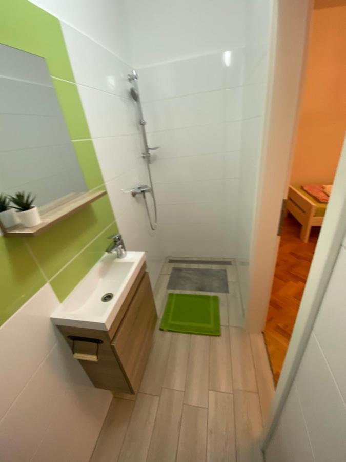 Auberge de jeunesse Sobe Kaki In Kivi à Izola Extérieur photo